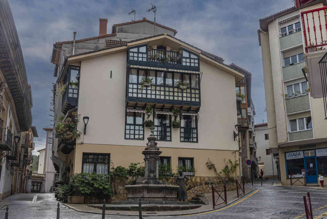 Guipúzcoa - Zumaia 08 - fuente de San Juan.jpg